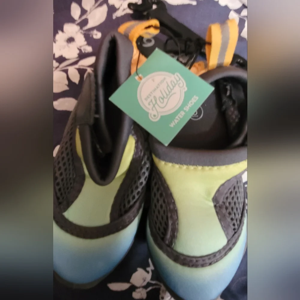 New With Tags Kids Gradient Blue and Green Water Shoes